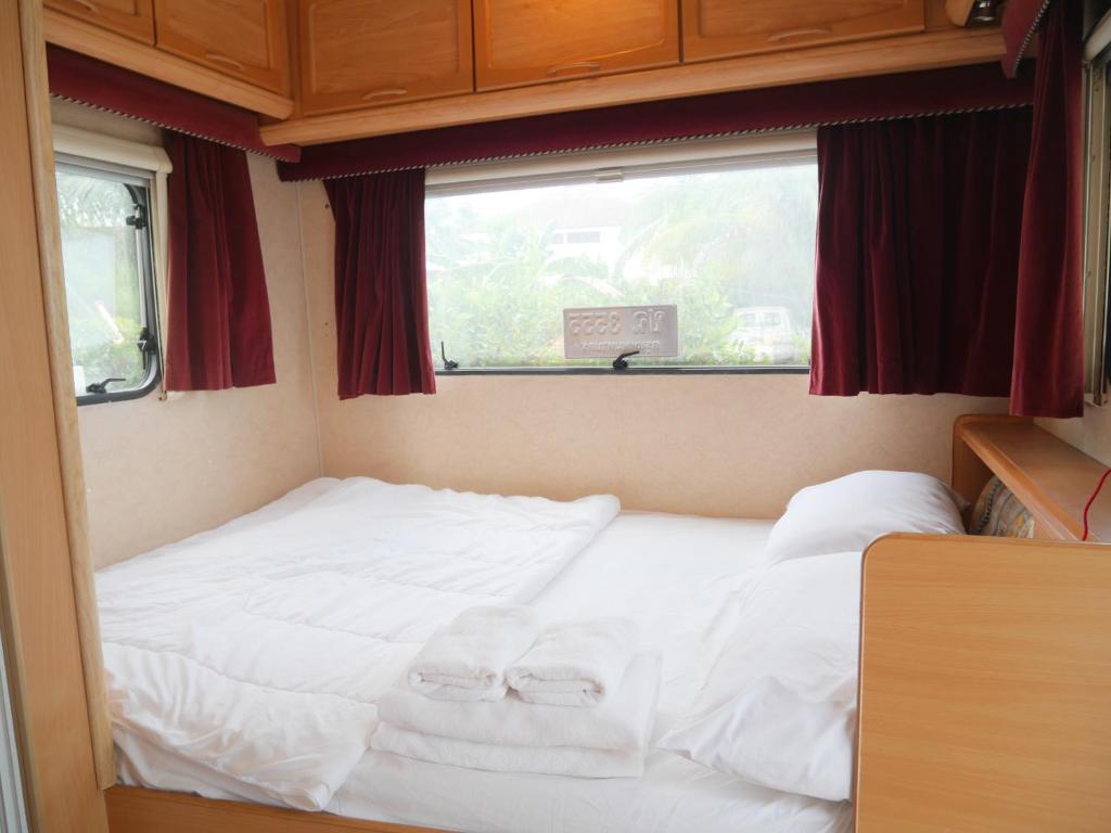 Postel nebo postele na pokoji v ubytování Samui Caravans