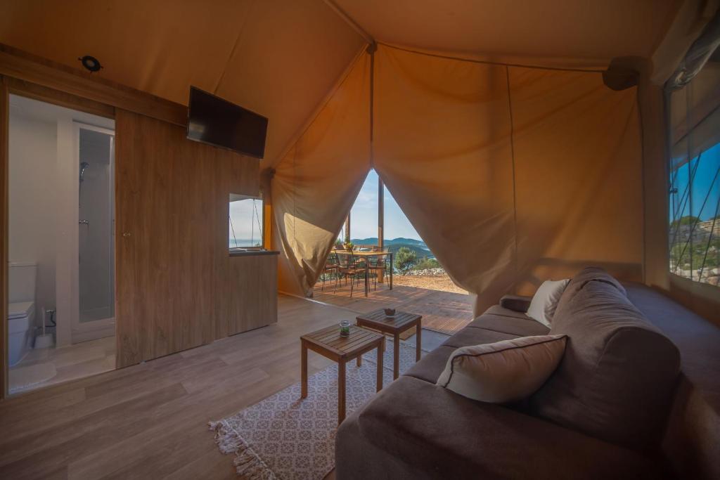 TV a/nebo společenská místnost v ubytování Glamping Tents and Mobile Homes Trasorka