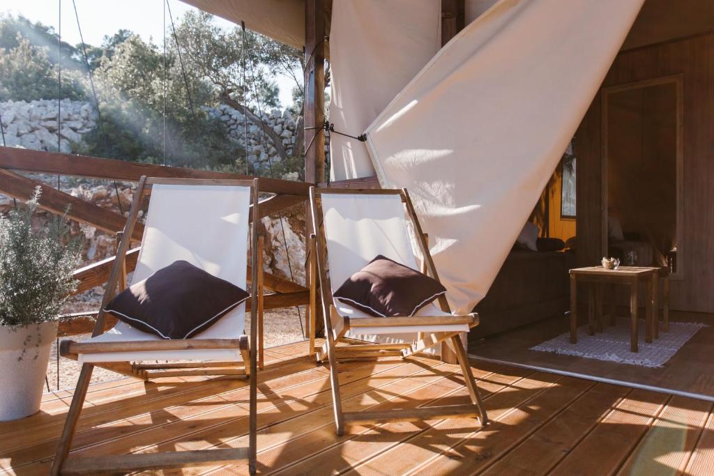Balkón nebo terasa v ubytování Glamping Tents and Mobile Homes Trasorka