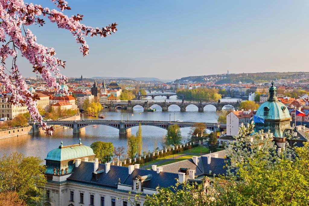 Výhled na řeku, která protéká v blízkosti hotelu