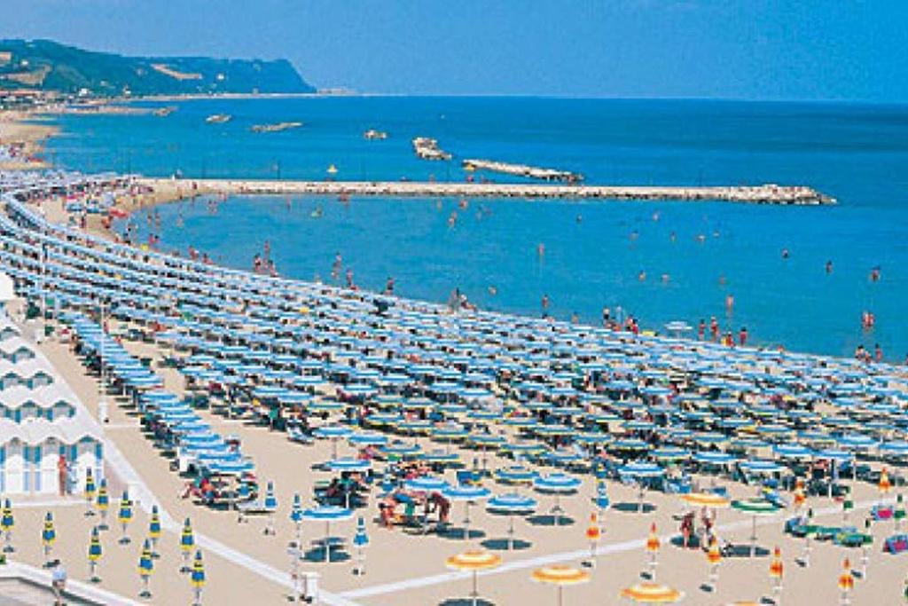 Крупнейший итальянский курорт на адриатике. ФАНО Италия пляжи. Fano Италия пляж. Город ФАНО Италия. Пезаро фото города и пляжа.