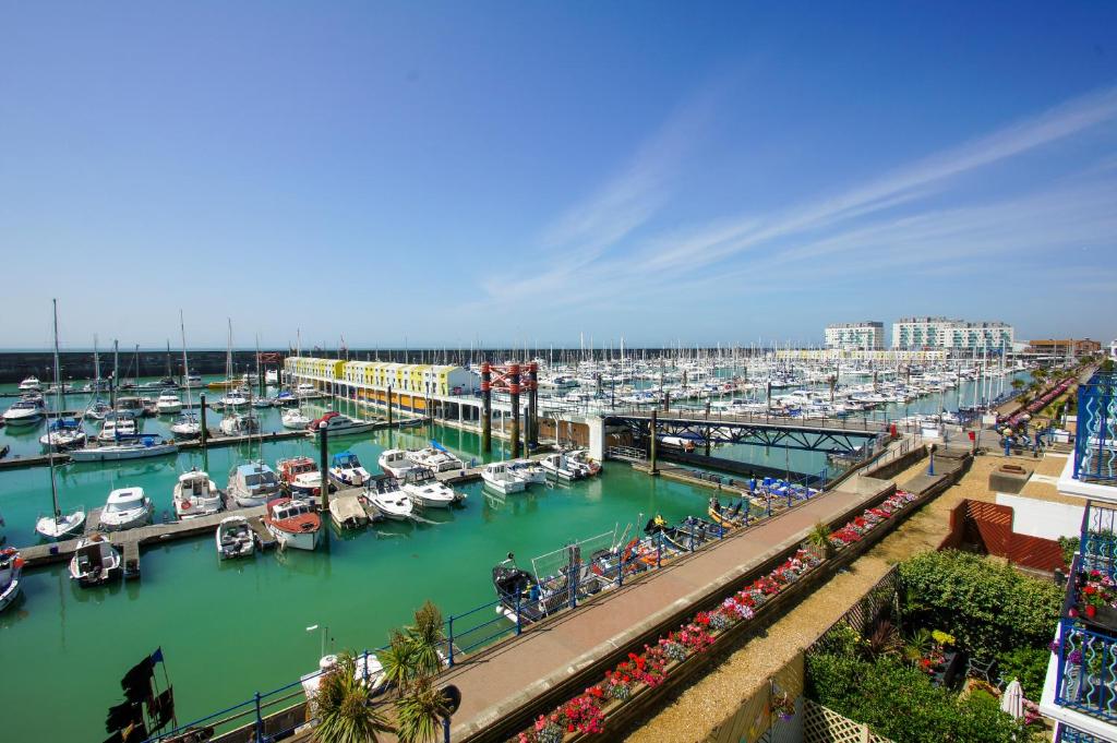 een jachthaven met veel boten in een haven bij Britannia Harbour View - Parking - by Brighton Holiday Lets in Brighton & Hove