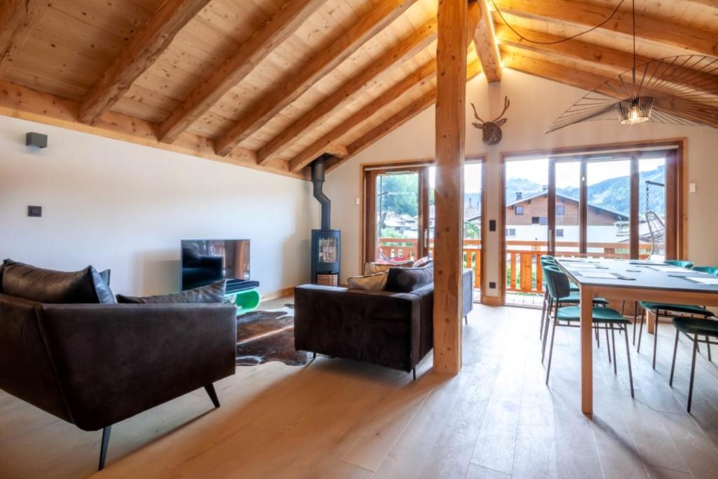 una sala de estar con una mesa y sillas en K Terra 4, en Montriond