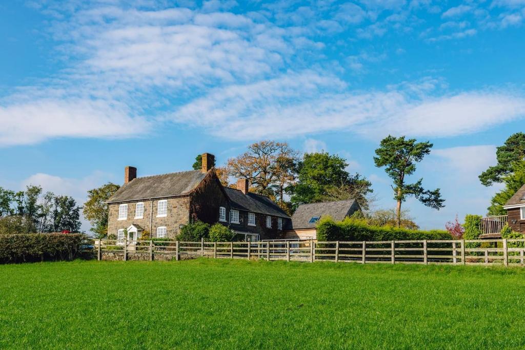 Garður fyrir utan Mid-Wales Farmhouse, swimming pool, tranquil countryside views, sleeps 14