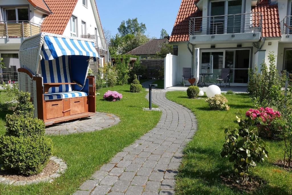 een tuin met een schommelstoel en een loopbrug bij Baltic-Sea in Hohwacht