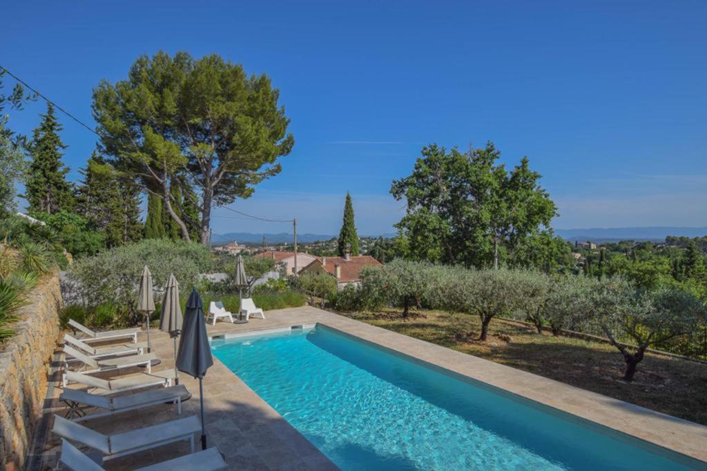 una piscina con vistas a una villa en Le Clos en Provence en Flayosc