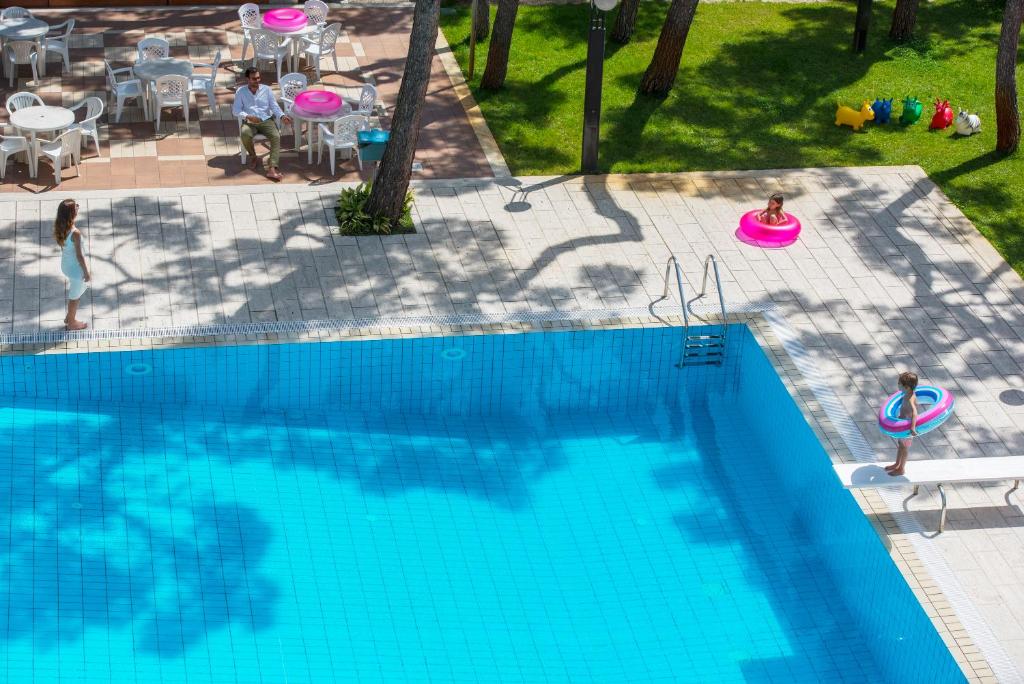 Bazén v ubytování Hotel Parco Dei Principi nebo v jeho okolí