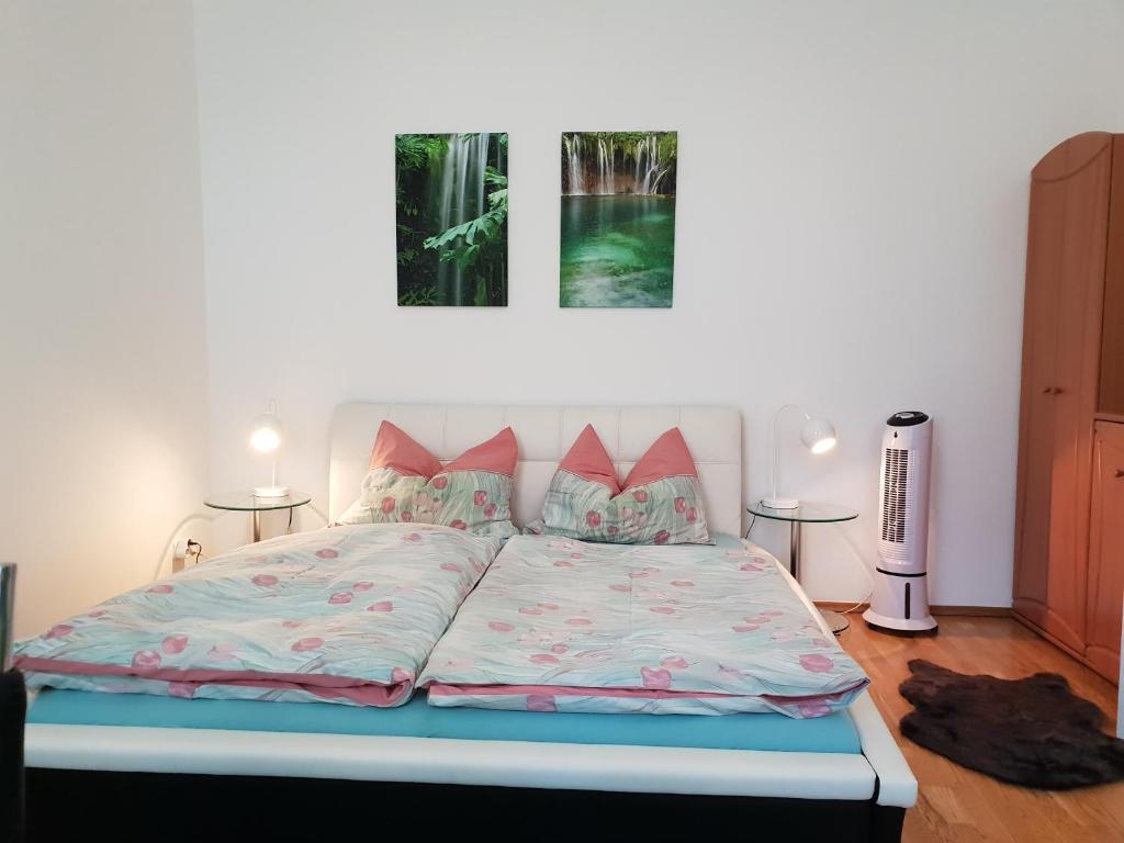 1 dormitorio con 1 cama y 2 mesas con lámparas en Nina, en Viena