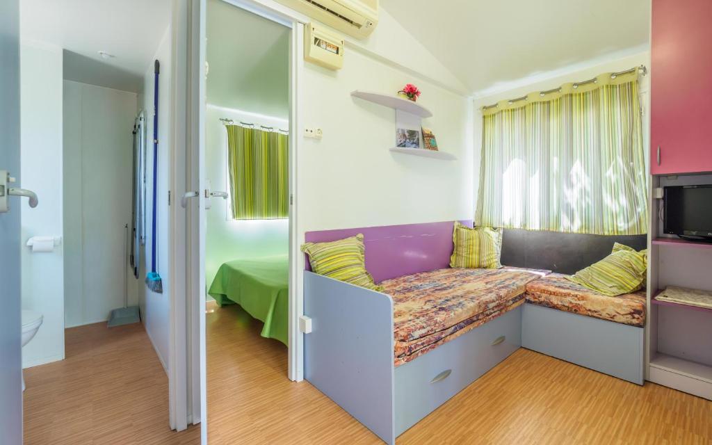 Camping Alberg Municipal Tivissa - Casa Móvil (2 Adultos + 2 Niños)