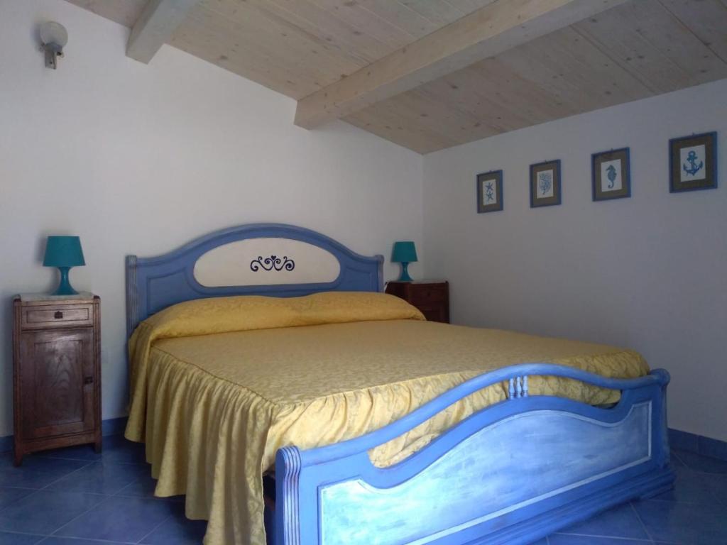マラテーアにあるTreMetriSopraAlMareのベッドルーム1室(青いベッド1台付)