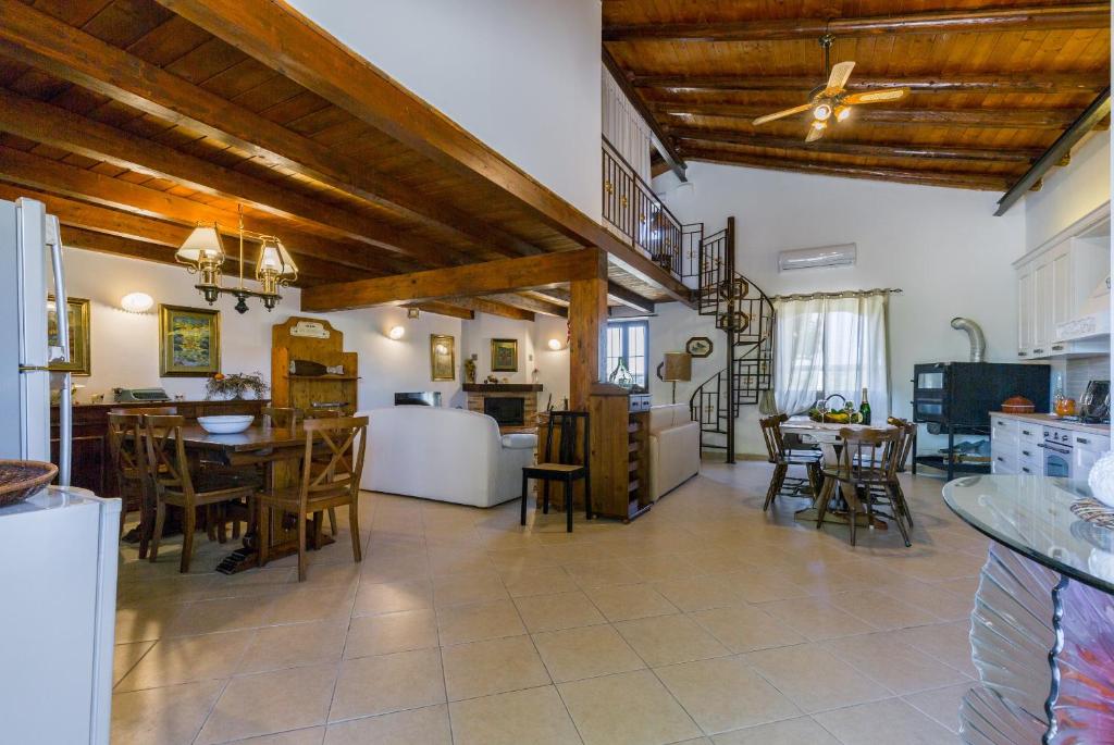 a large kitchen and dining room with wooden ceilings at Vdl Country Villa in Floridia