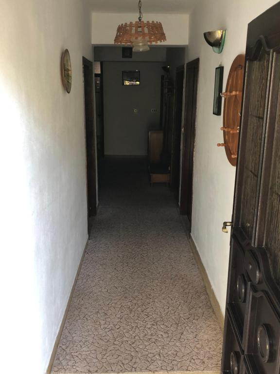 un long couloir avec une chambre avec un couloir dans l'établissement Apartman Jere Matošin, à Primošten