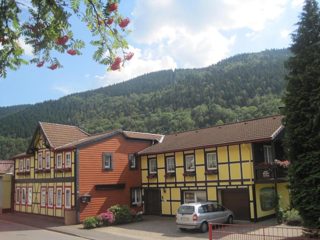 ein Gebäude mit einem davor geparkt in der Unterkunft Haus Brigitte in Bad Lauterberg