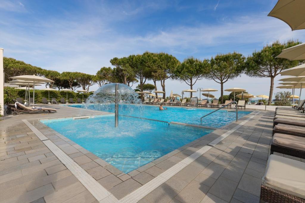 Bazén v ubytovaní Park Hotel Ermitage Resort & Spa alebo v jeho blízkosti