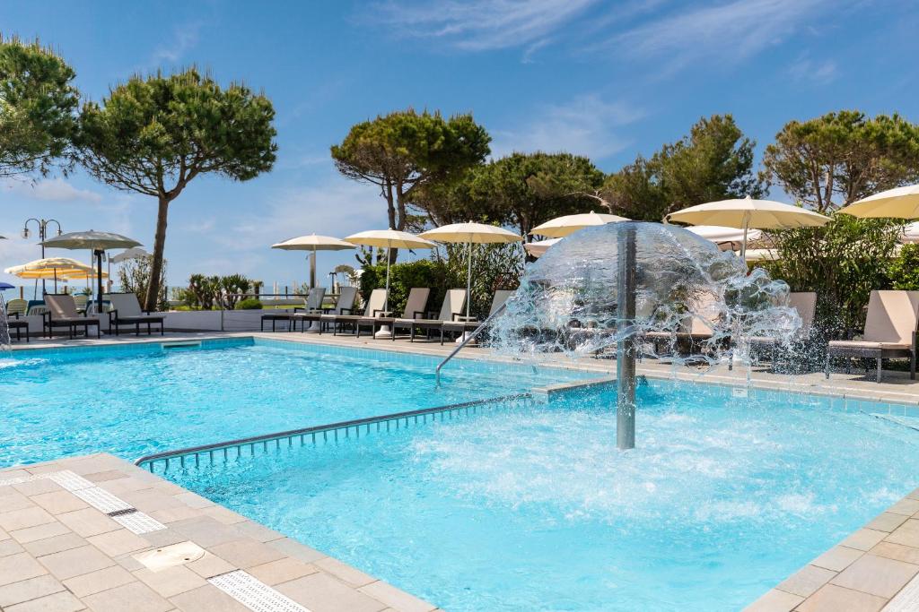 Bazén v ubytovaní Park Hotel Ermitage Resort & Spa alebo v jeho blízkosti