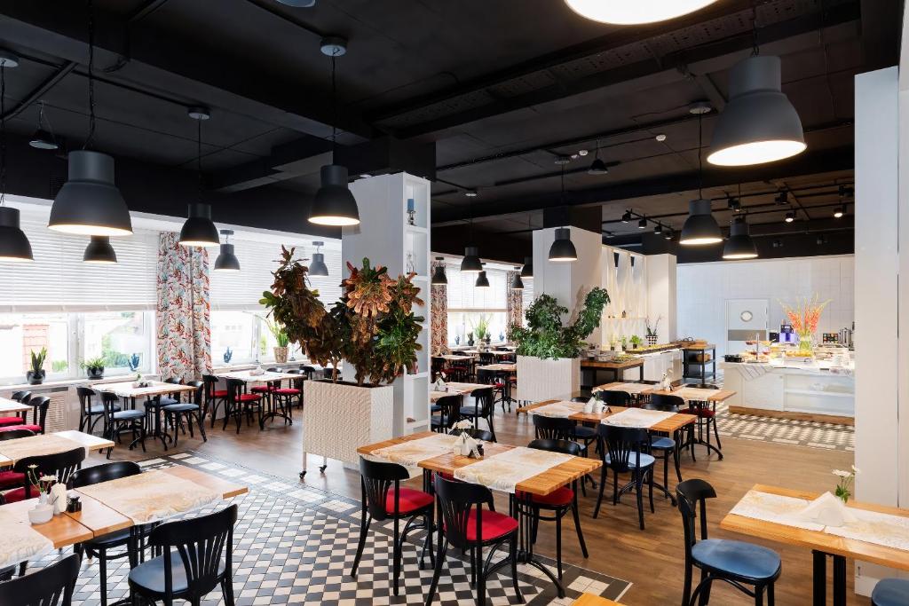 Reštaurácia alebo iné gastronomické zariadenie v ubytovaní Rezydencja Bielik