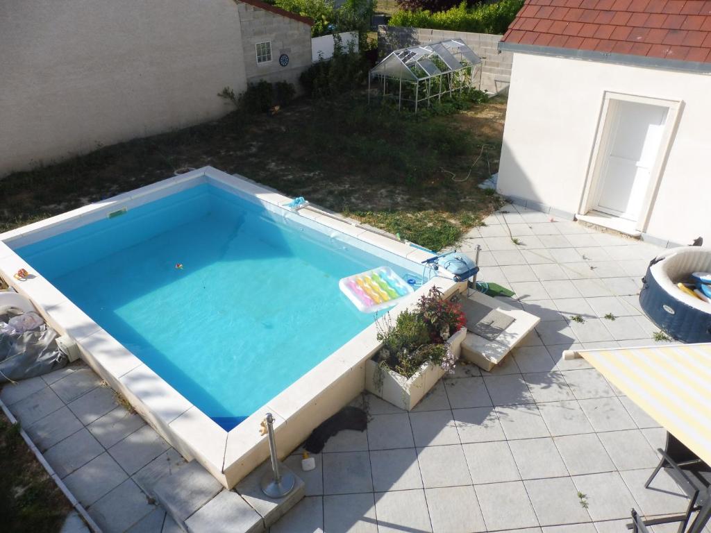 Bazén v ubytování 4 Chambres meublées et un seul studio avec petite cuisine nebo v jeho okolí