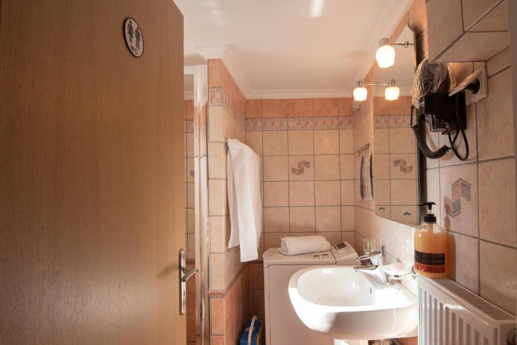 mała łazienka z umywalką i toaletą w obiekcie Panorama Country Residence w mieście Tzitzifés