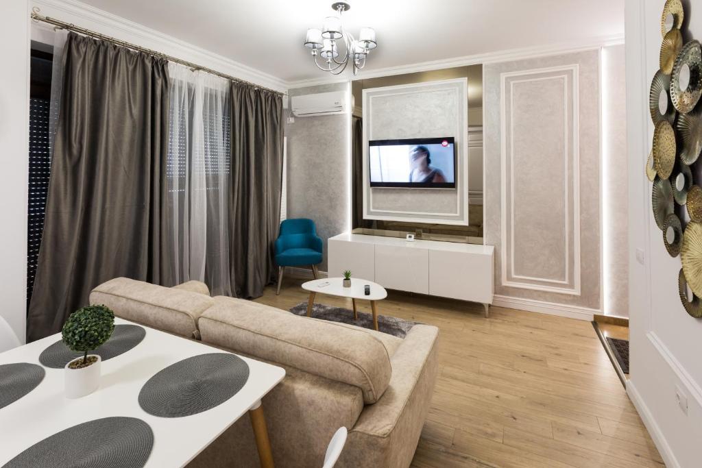 - un salon avec un canapé et une télévision dans l'établissement Solid Residence, à Mamaia