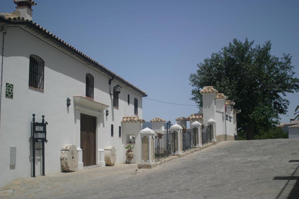 eine Reihe weißer Gebäude auf einer Straße in der Unterkunft CASAS RURALES MOLINO LA ERMITA in Zahara de la Sierra