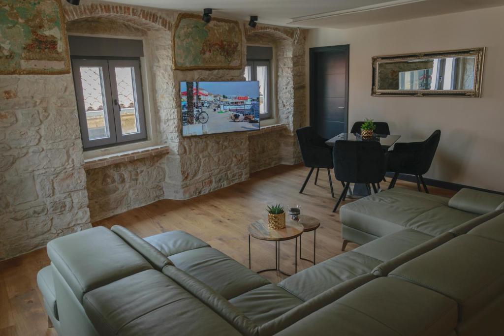 un salon avec un canapé et une table dans l'établissement Oli mare, à Poreč