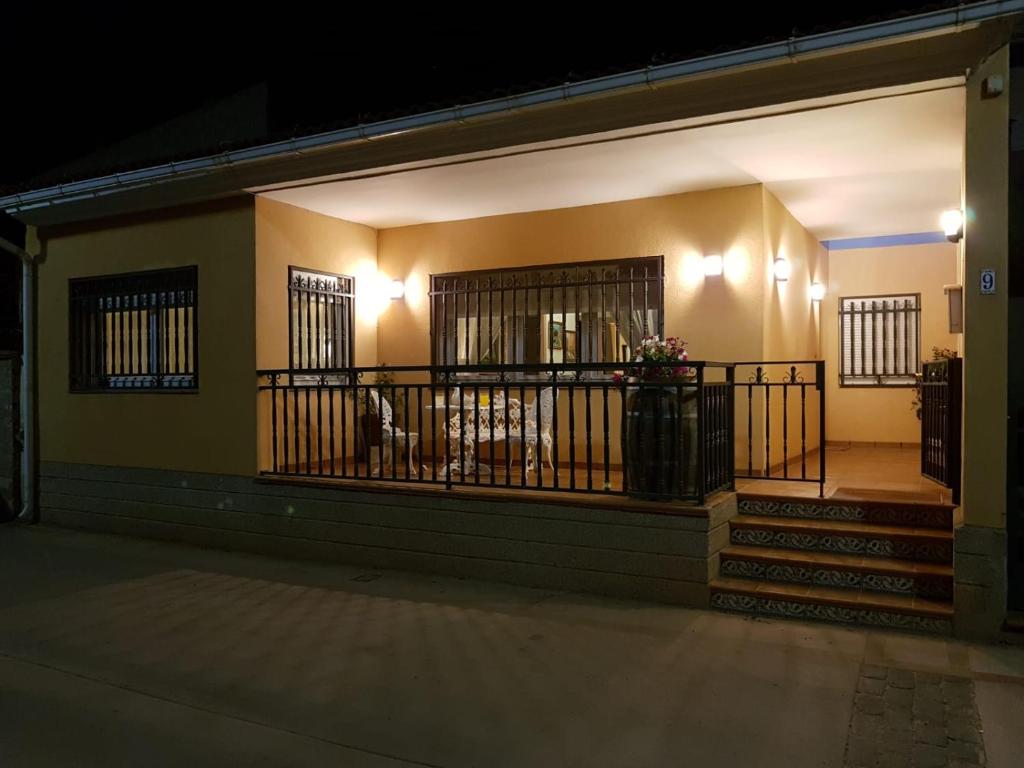 uma casa com uma varanda com um sofá em Villa San Jorge em Jaraba