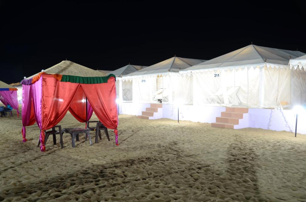 rząd namiotów na plaży w nocy w obiekcie Anantam Resort by RR Group Jaisalmer w mieście Sām