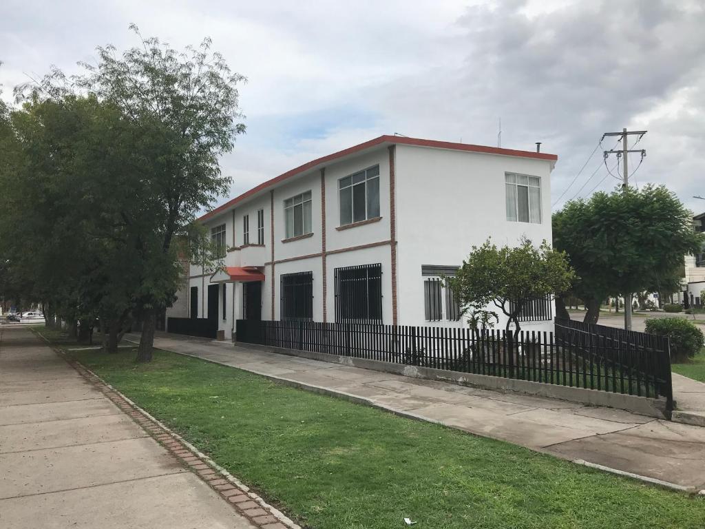 uma casa branca com uma cerca à frente. em Antigua Casa de la Alameda em Aguascalientes