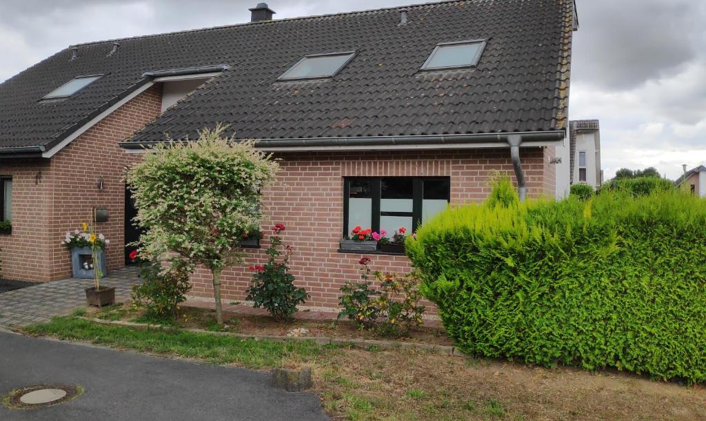 ein Backsteinhaus mit einem Fenster mit Blumen darin in der Unterkunft Inseldorf Wardt in Xanten