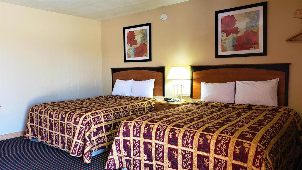 Grand Motel - Queen Room With Two Queen Beds