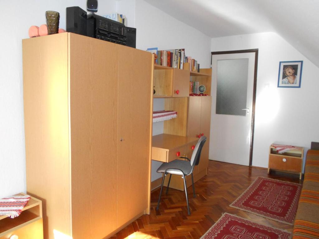 Habitación con escritorio y estante para libros. en Apartment in Balatonbereny 18126, en Balatonberény