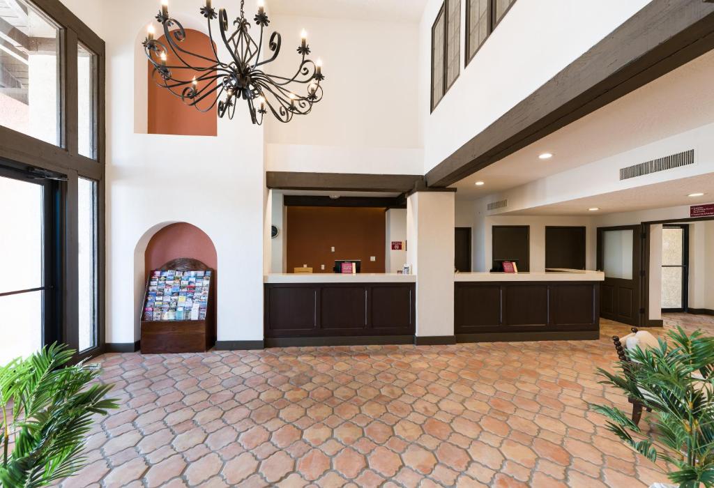 a large lobby with a chandelier at Lux Verde Hotel in Cottonwood