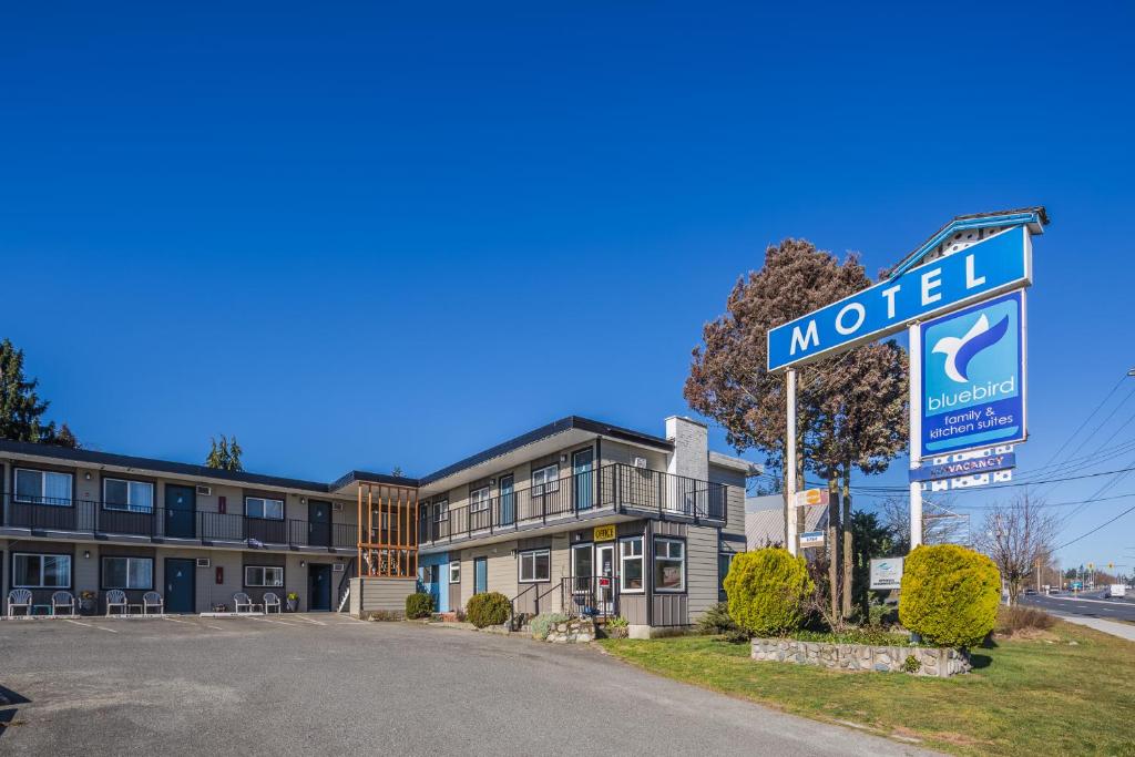 ein Motelschild vor einem Gebäude in der Unterkunft Bluebird Motel in Nanaimo