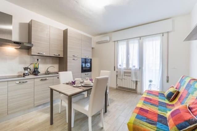 una cucina e una sala da pranzo con tavolo e sedie di Podgora 2 a Mestre