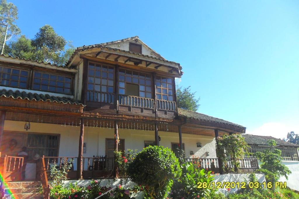 ein großes Haus mit Balkon darüber in der Unterkunft Posada el portal de la Loma in Pesca