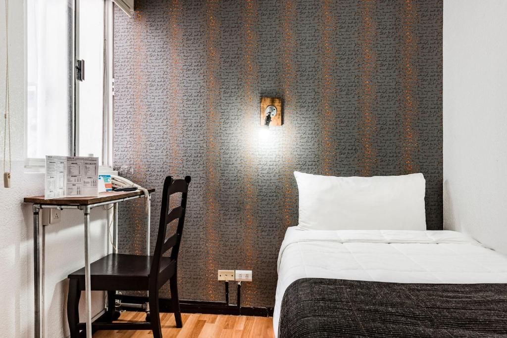 Postel nebo postele na pokoji v ubytování Hi Hotel Impala Queretaro