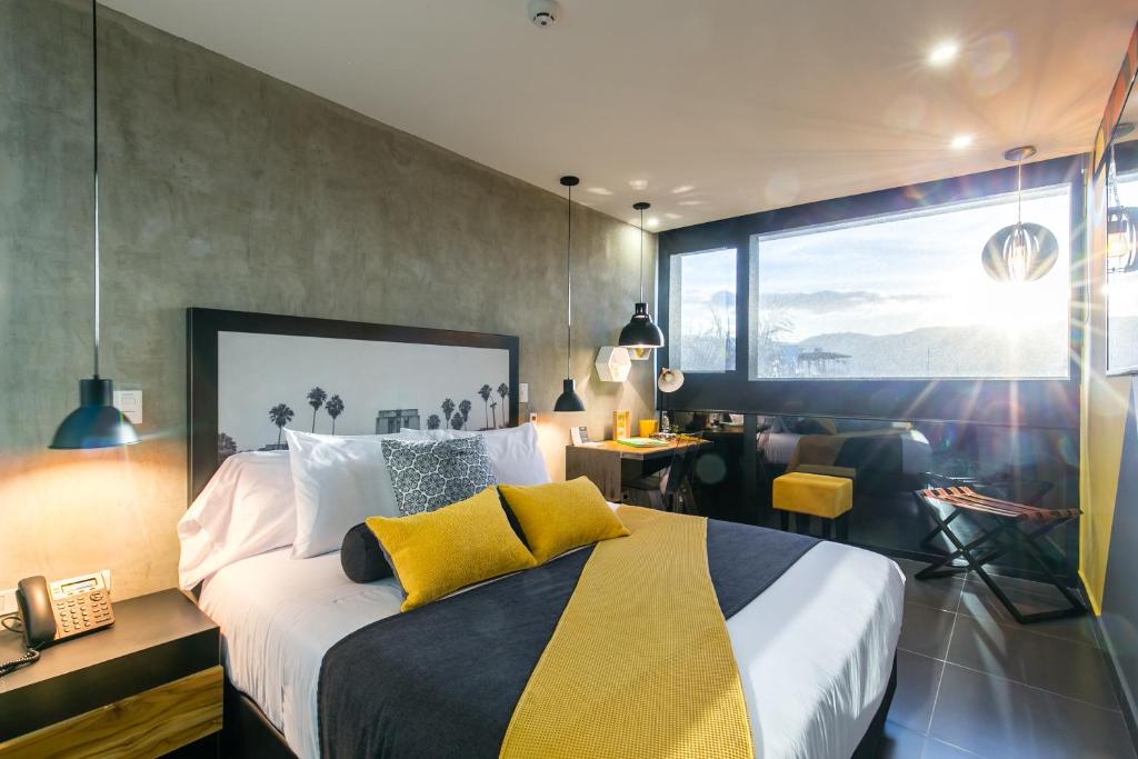 Postel nebo postele na pokoji v ubytování Epic Boutique Hotel