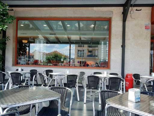 Reštaurácia alebo iné gastronomické zariadenie v ubytovaní HOSTAL CID