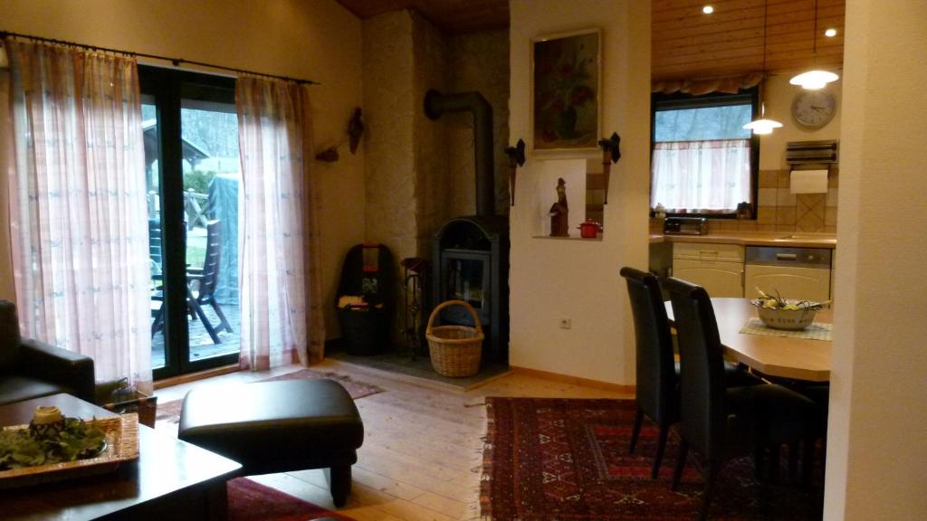 uma cozinha e sala de jantar com mesa e cadeiras em Ferienhaus zwischen Wald und See em Möhnesee