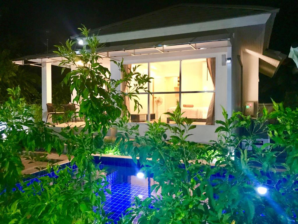 Bazén v ubytování 2 Bedroom Pool Villa Jasmine SDV001 - short walk to beautiful Ban Tai beach and village nebo v jeho okolí