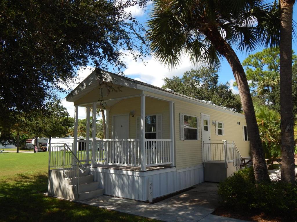 Road Runner Travel Resort - Luxe Cottage
