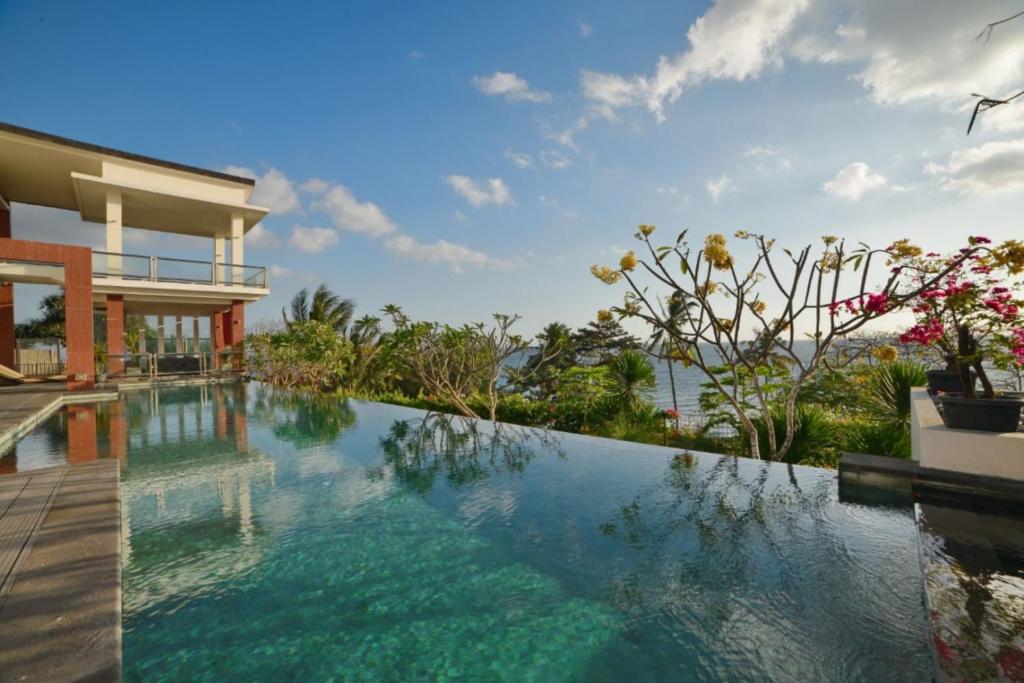 Bazén v ubytování Rajavilla Lombok Resort - Seaside Serenity nebo v jeho okolí
