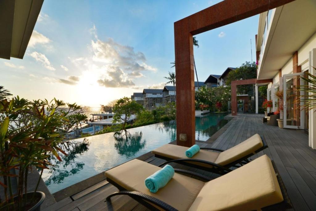 Bazén v ubytování Rajavilla Lombok Resort - Seaside Serenity nebo v jeho okolí