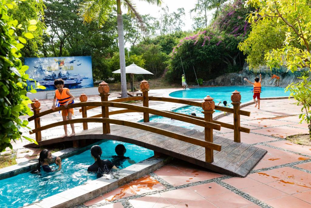 Bazén v ubytování Nui Thom Ecolodge nebo v jeho okolí