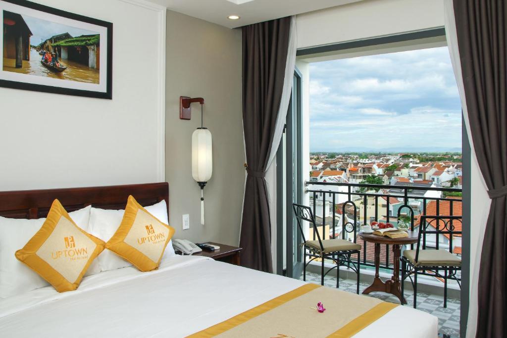 Postel nebo postele na pokoji v ubytování Uptown Hoi An Hotel & Spa