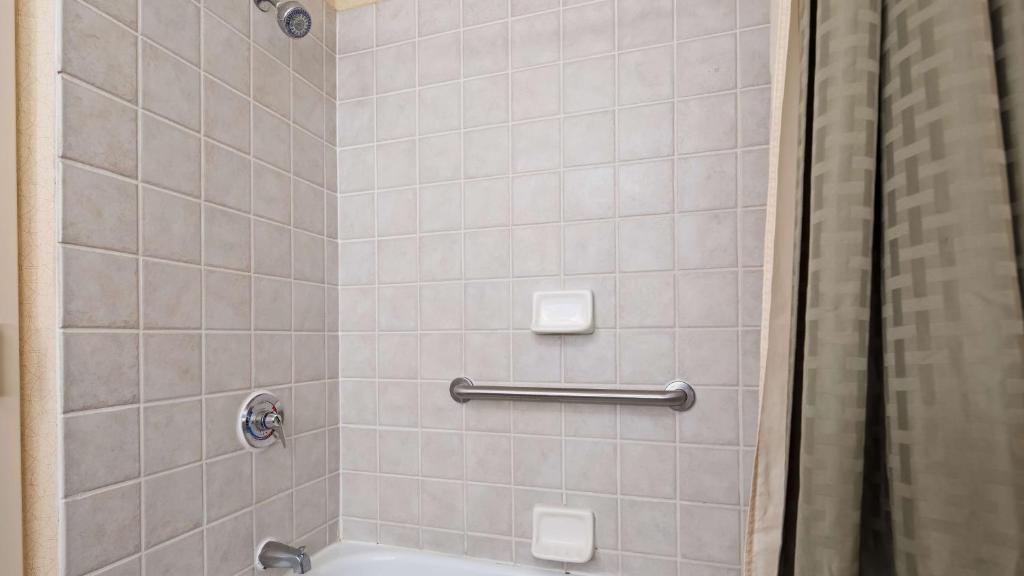 Best Western PLUS Hannaford Inn & Suites photo