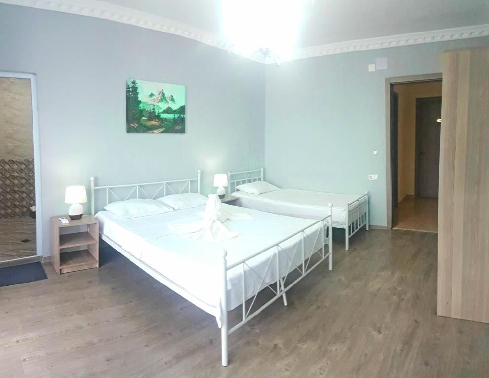 Postel nebo postele na pokoji v ubytování Calypso Kvariati Inn