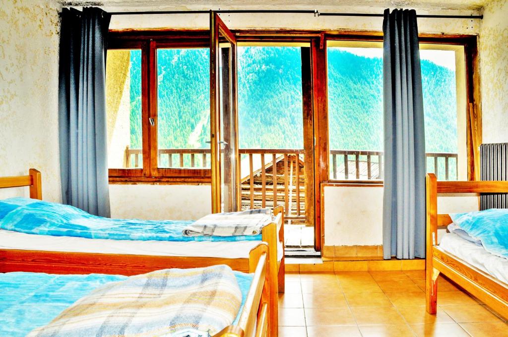 Katil atau katil-katil dalam bilik di Chalet le Genepy with amazing views!