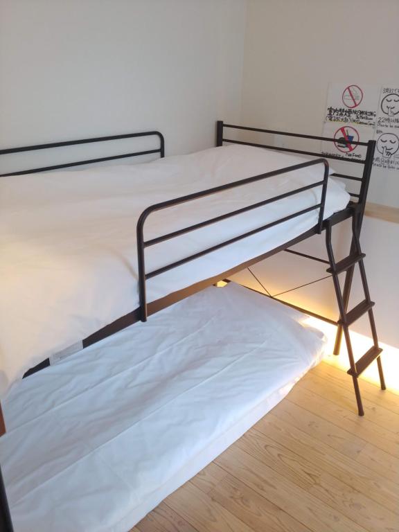 Postel nebo postele na pokoji v ubytování 駐車場無料 Nagoya Hostel The Three Smiles Free Car Park