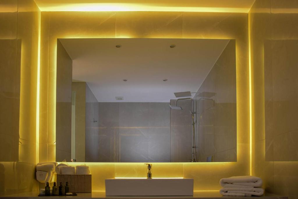 Koupelna v ubytování 24K Athena Suites